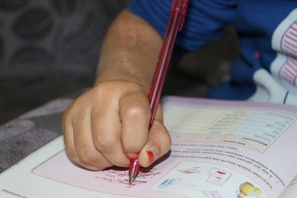 Doğumda kızlarının kolu sakat kalan ailenin 11 yıllık hukuk mücadelesi sürüyor